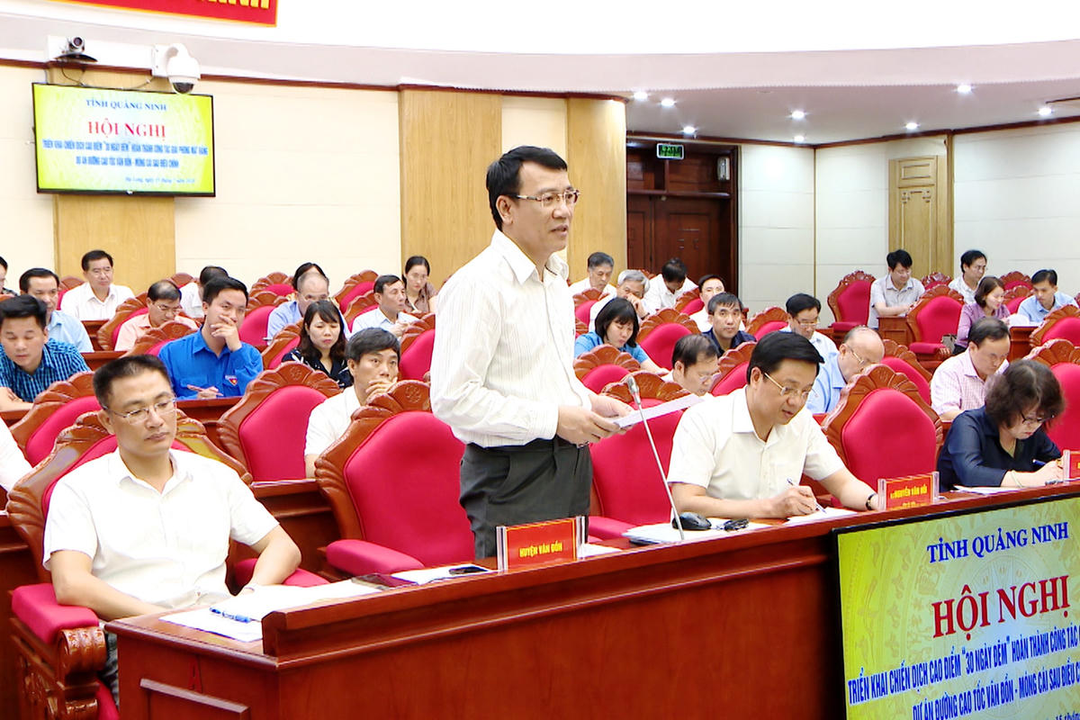 Lãnh đạo huyện Vân Đồn phát biểu tại hội nghị.
