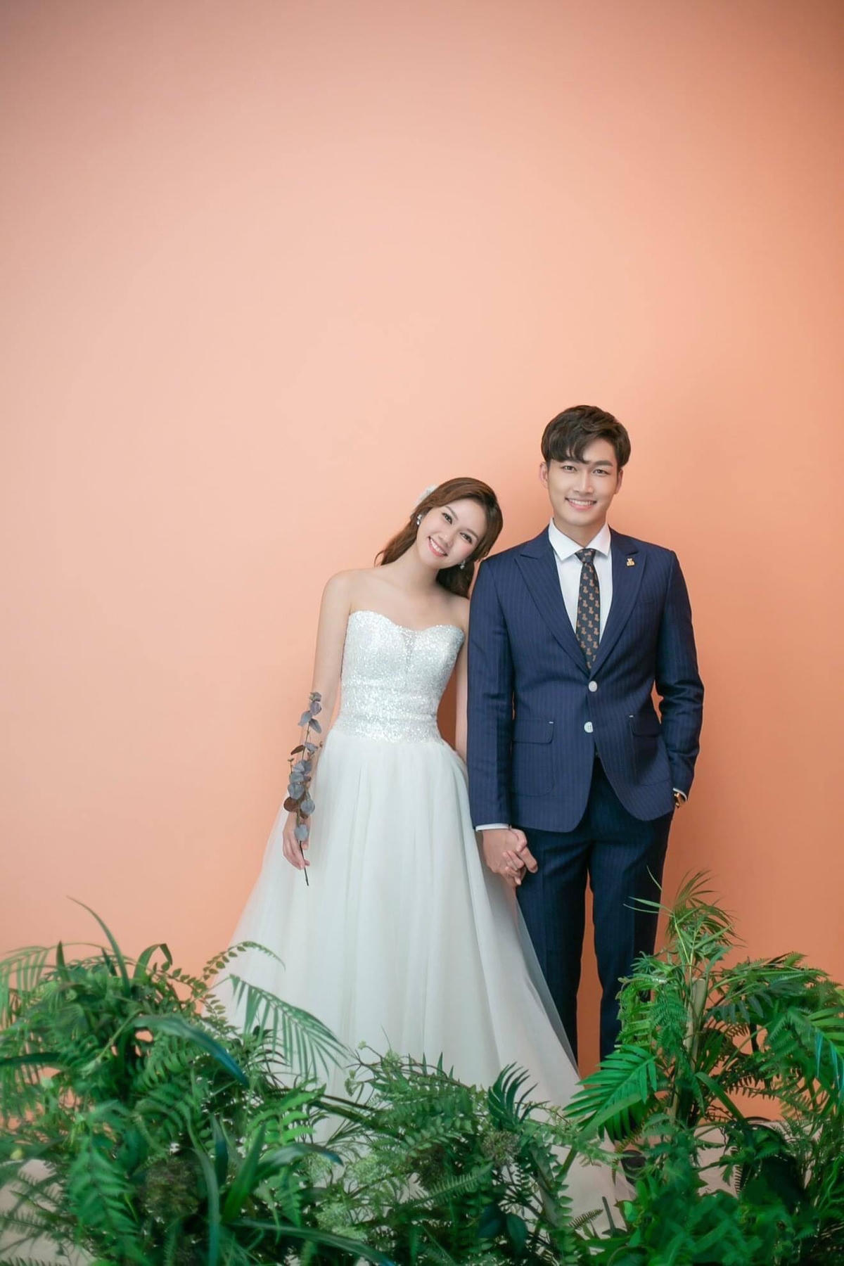 Dù lớn hơn Đình Tú thế nhưng Hương Giang vẫn được khen trẻ trung, thời thượng khi sáng đôi cùng anh trong các sự kiện.