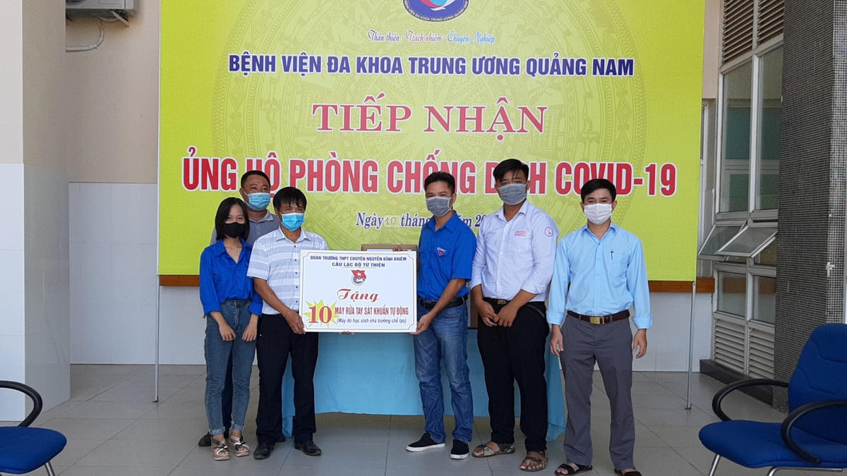 Đoàn Trường THPT chuyên Nguyễn Bỉnh Khiêm trao tặng 10 máy rửa tay sát khuẩn tự động cho bệnh viện.