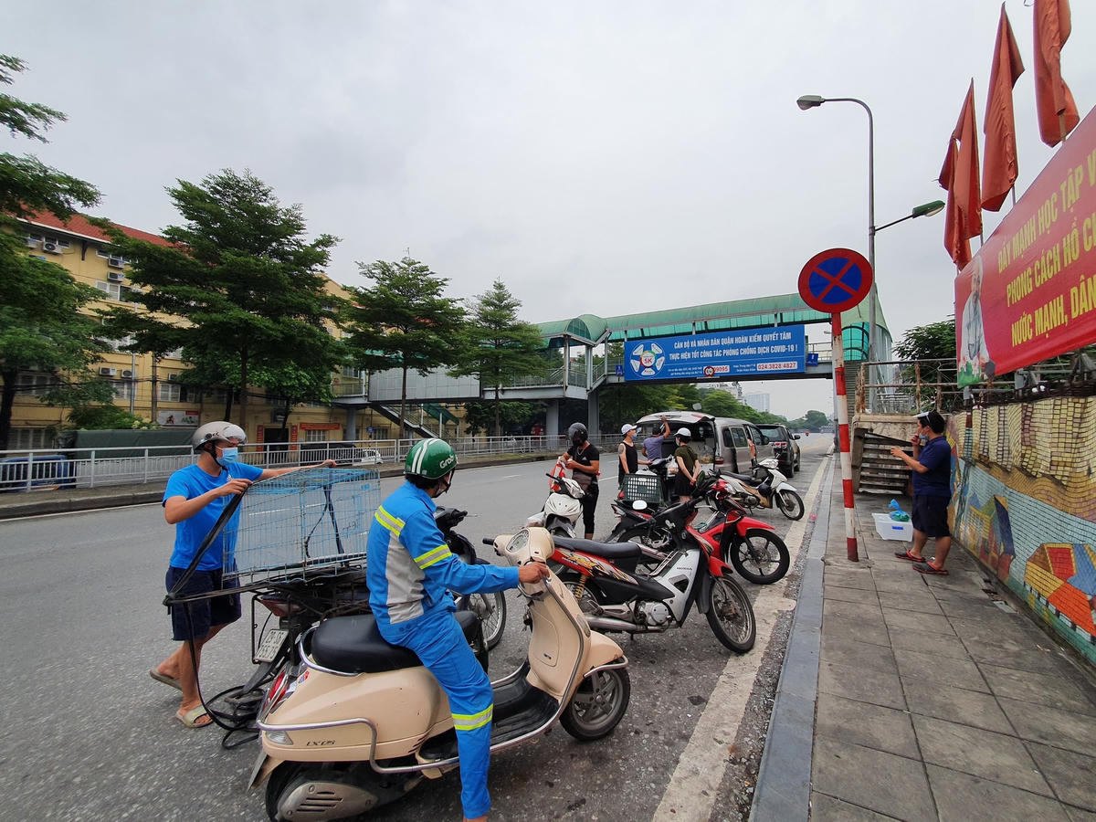 Nhiều người dân đến đây để tiếp tế nhu yếu phẩm. 