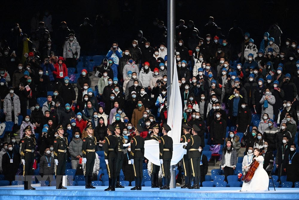 Cờ Paralympic được hạ xuống trong lễ bế mạc Paralympic mùa Đông Bắc Kinh 2022 tại Sân vận động Quốc gia ở Bắc Kinh, Trung Quốc tối 13/3. (Ảnh: THX/TTXVN).