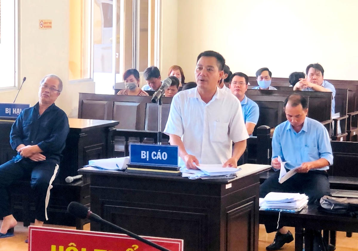 Các bị cáo tranh luận tại phiên toà.
