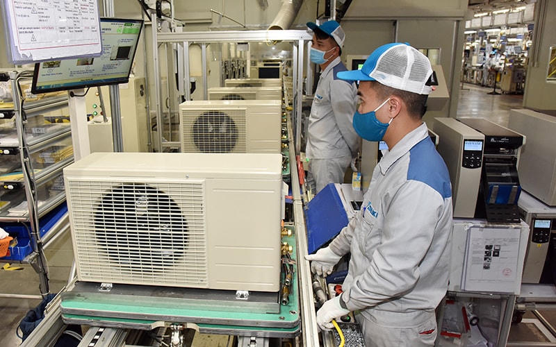 Công nhân Công ty CP Daikin Việt Nam, Khu công nghiệp Thăng Long II (Hưng Yên) lắp ráp máy điều hòa nhiệt độ.  