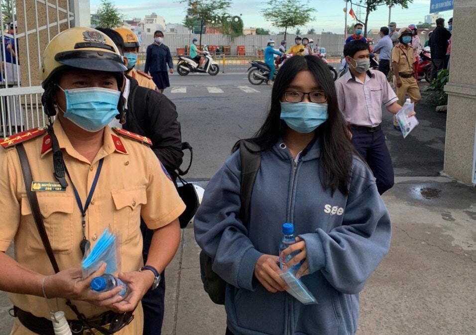 Phát khẩu trang và nước cho thí sinh.