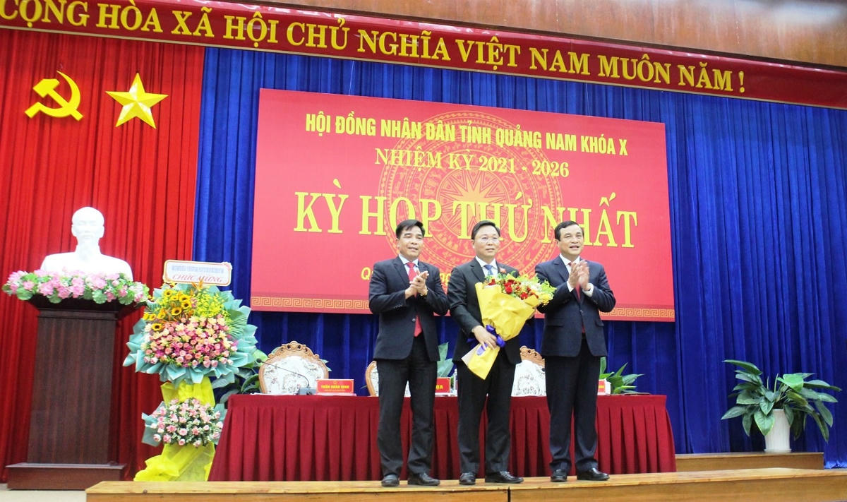 Ông Lê Trí Thanh (giữa) tái đắc cử Chủ tịch UBND tỉnh Quảng Nam khóa X.