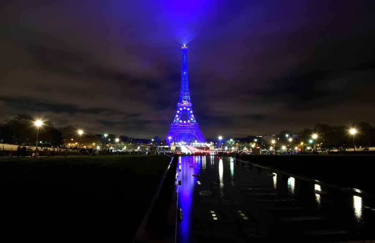 Tháp Eiffel ở thủ đô Paris chuyển màu xanh để đánh dấu việc Pháp trở thành chủ tịch luân phiên của Liên minh châu Âu năm 2022.