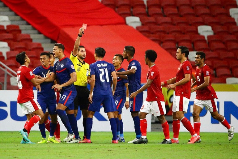 Trọng tài Kassem Elhatmy rút tới 3 thẻ đỏ dành cho cầu thủ Singapore ở trận bán kết lượt về AFF Cup 2020 với Indonesia.