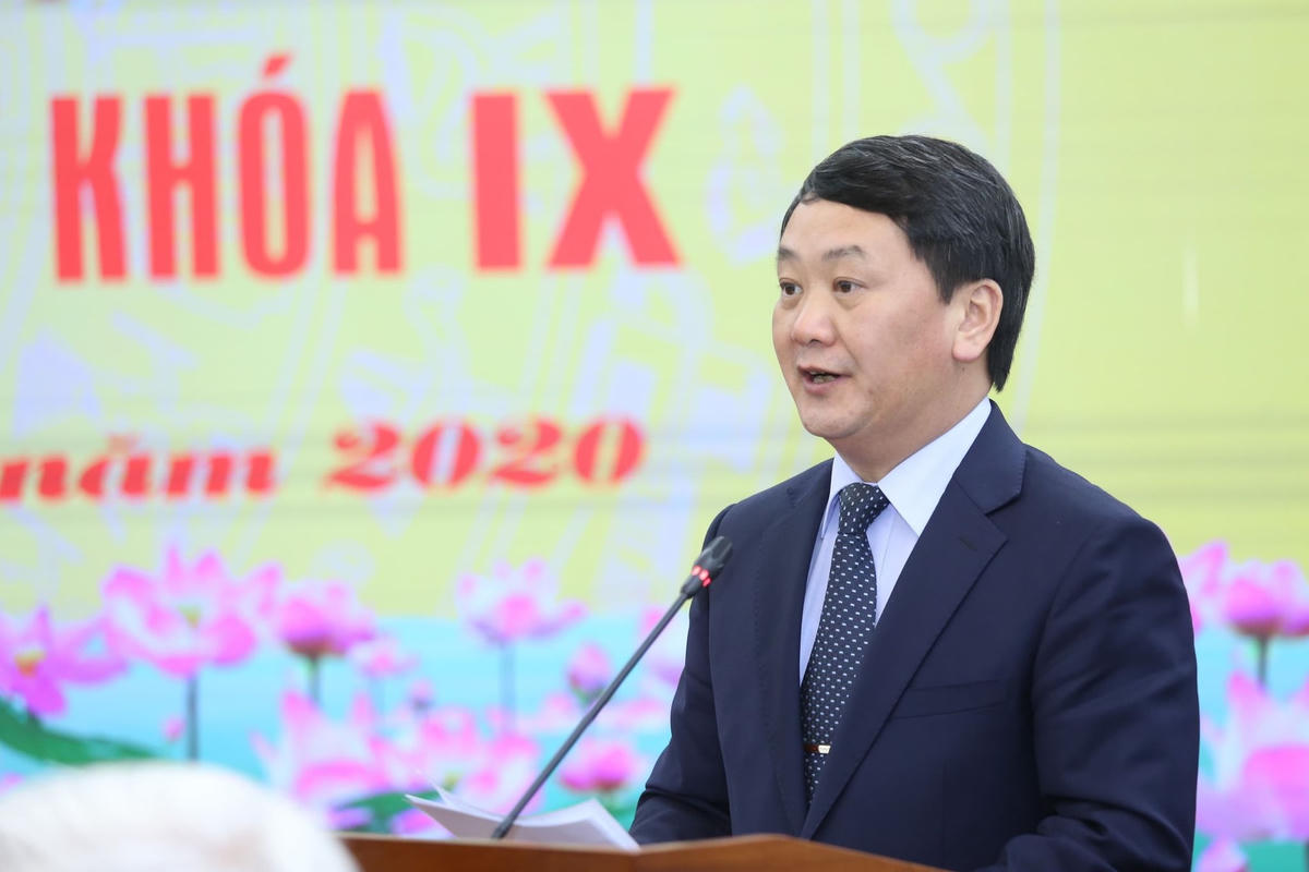 Phó Chủ tịch - Tổng Thư ký Hầu A Lềnh trình bày Báo cáo Kết quả công tác Mặt trận năm 2020, chương trình phối hợp và thống nhất hành động năm 2021.