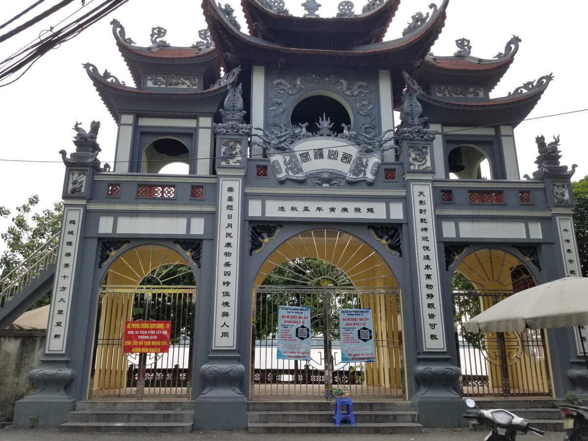 Các thông báo được treo trước cổng Phủ Tây Hồ.