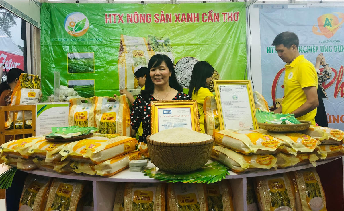 Các sản phẩm từ gạo hữu cơ được nhiều doanh nghiệp đem đến Hội chợ lần này
