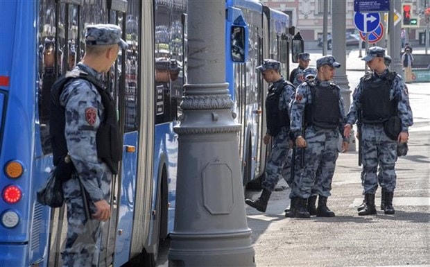 Lực lượng đặc nhiệm Nga gác tại bến xe buýt ở trung tâm thủ đô Moskva, Nga. Ảnh: AFP/TTXVN.