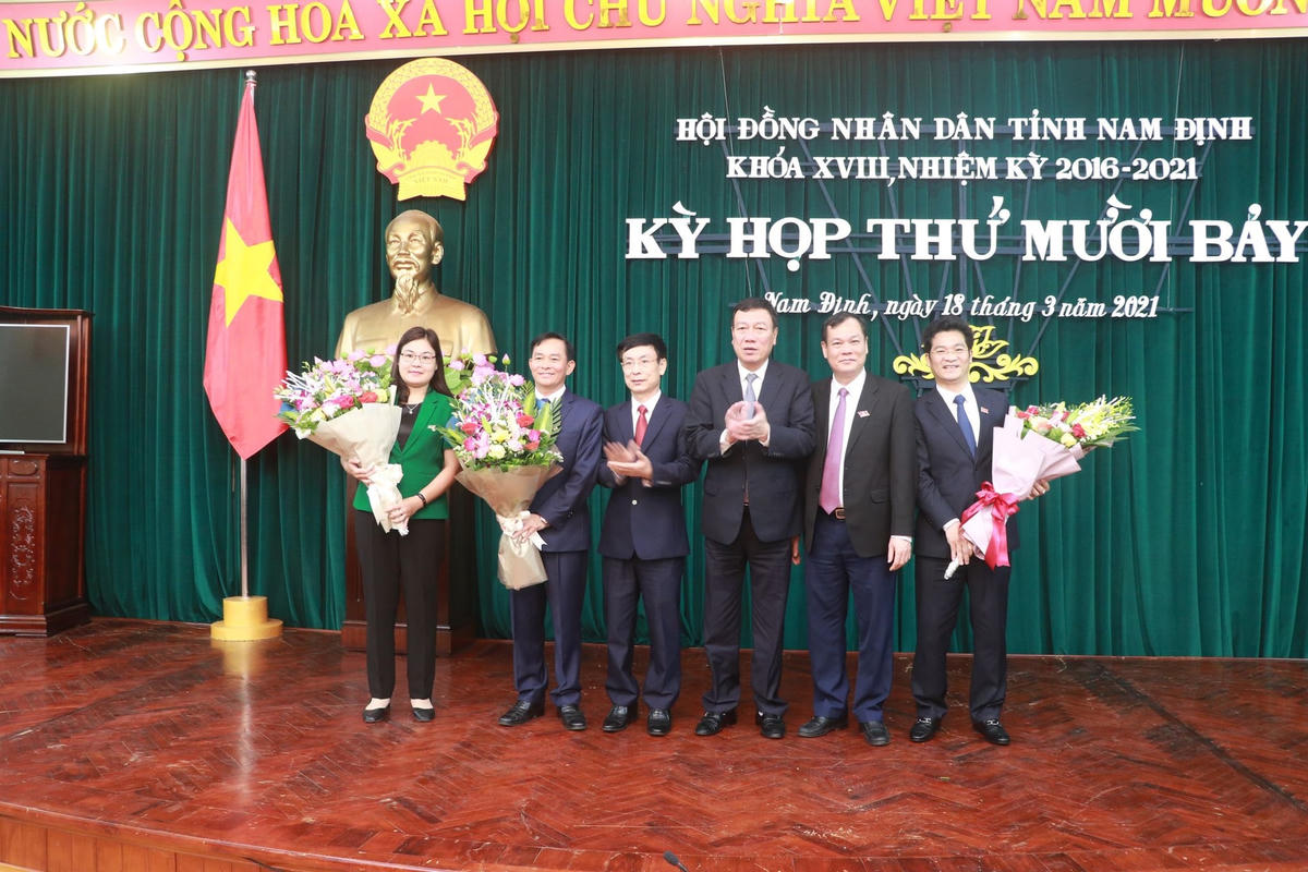Lãnh đạo Tỉnh ủy, HĐND tỉnh, UBND tỉnh chúc mừng các cán bộ vừa được bầu chức danh mới.