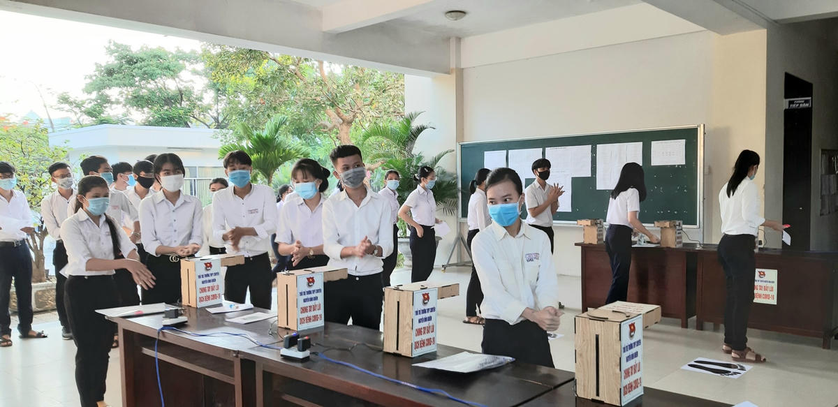 Các máy rửa tay sát khuẩn do học sinh sang chế phục vụ kỳ thi tốt nghiệp THPT.