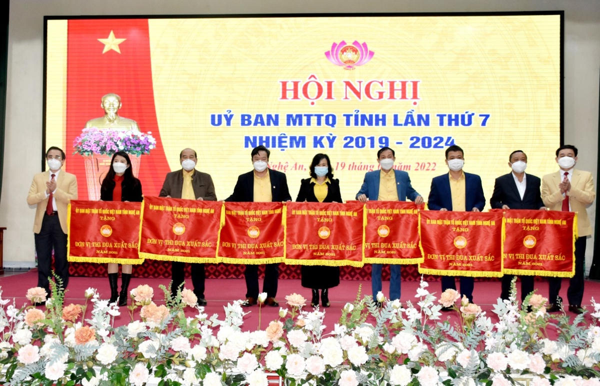 Trao Cờ thi đua xuất sắc trong công tác Mặt trận cho các tập thể và các tổ chức thành viên.