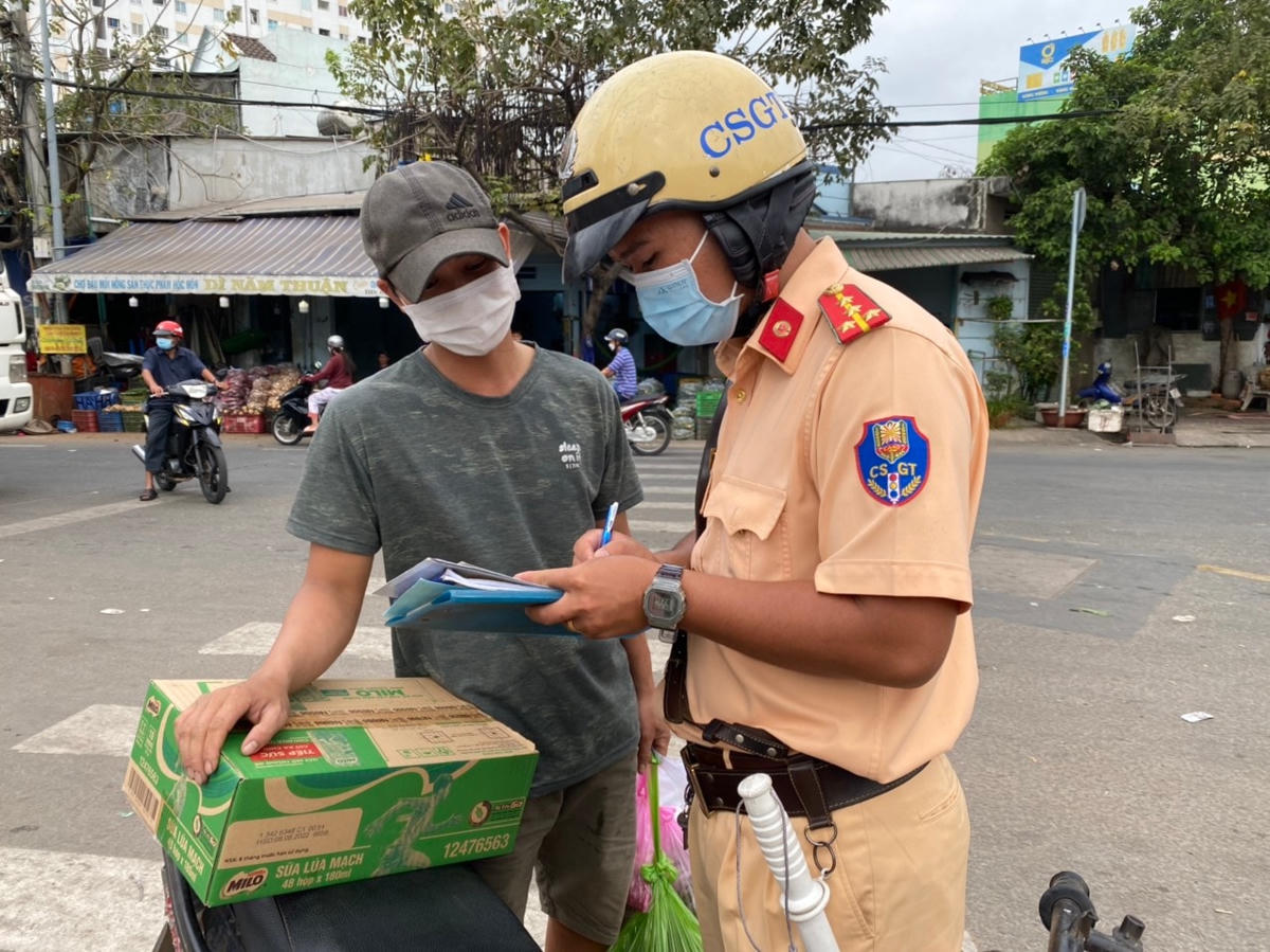 Anh H. ngụ tại Đồng Nai bị xử phạt vì điều khiển xe hết hạn, quá đát. Tuy nhiên anh H. không biết chữ, phải sử dụng bột màu để lăn tay, ký biên bản. Anh H. cho biết phương tiện này là của chủ hàng, anh chỉ là công nhân làm thuê.