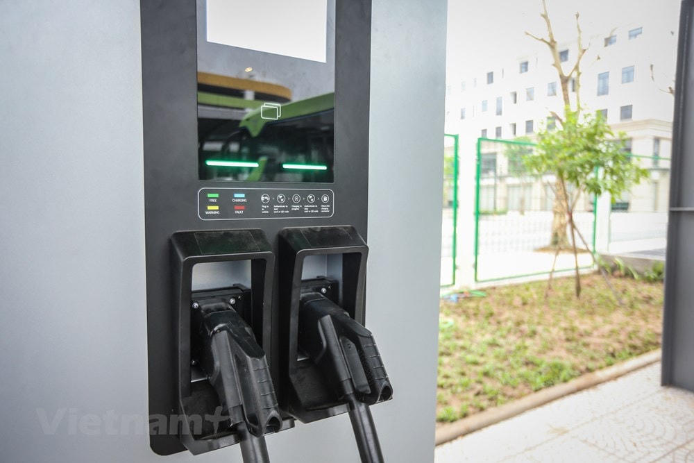 VinBus được lắp ráp tại nhà máy của Vingroup ở Hải Phòng. Xe sử dụng động cơ điện đặt ở phía đuôi, năng lượng cung cấp từ bộ pin 281 kWh. Khoảng cách di chuyển của VinBus sau mỗi lần sạc tầm 220 - 260 km và sẽ nạp đầy pin sau khoảng 2 giờ với bộ nguồn 150 kW. (Ảnh: Minh Sơn/Vietnam+).