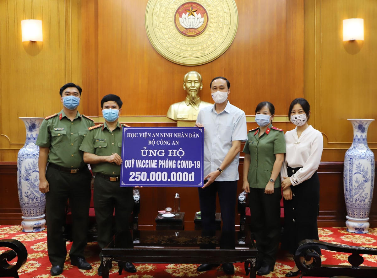 Phó Chủ tịch Phùng Khánh Tài tiếp nhận ủng hộ từ Học viện an ninh Nhân dân.