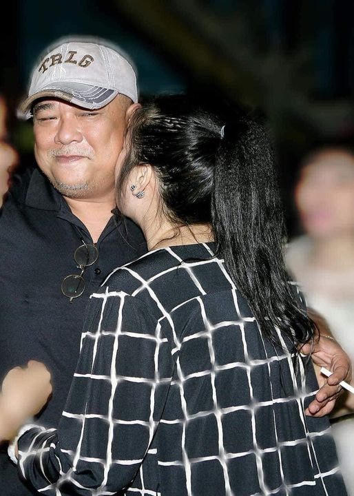 NSND Hồng Vân đăng ảnh kỷ niệm ngày cưới cùng diễn viên Tuấn Anh: "22 năm bên nhau rồi Ba nhỉ? 2020 là một năm thật đáng nhớ của vợ chồng mình và của toàn thể nhân loại, nhưng cũng nhờ nó mà mình cảm nhận được rõ hơn nữa về hạnh phúc khi chúng mình vẫn được bên nhau ba há. 2021 mẹ chả mong gì ngoài sức khỏe và bình an cho gia đình mình và mọi người xung quanh và như vậy thì tụi mình vẫn bên nhau mãi mãi ba nhé”.  