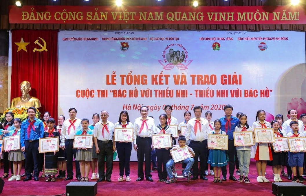 Chủ tịch Trần Thanh Mẫn chụp ảnh lưu niệm cùng các em học sinh đạt giải. Ảnh: Quang Vinh.