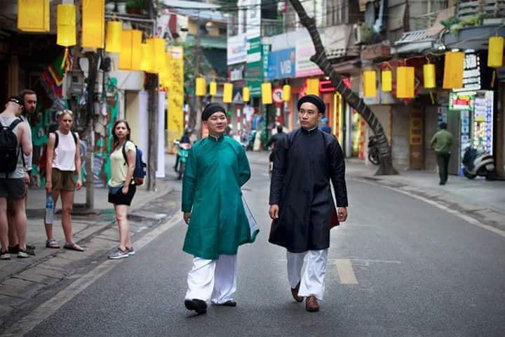 Các thành viên CLB Đình làng Việt mặc áo dài.