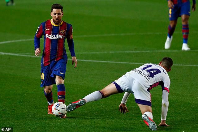 Messi bị các hậu vệ Valladolid kèm rất chặt.