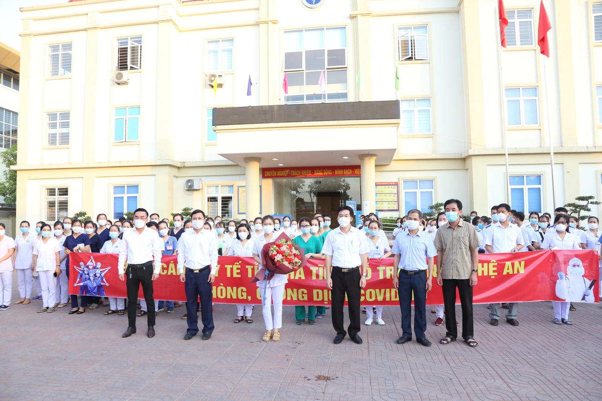 Lãnh đạo tỉnh Hà Tĩnh và ngành y tặng hoa, tiễn chân đoàn.