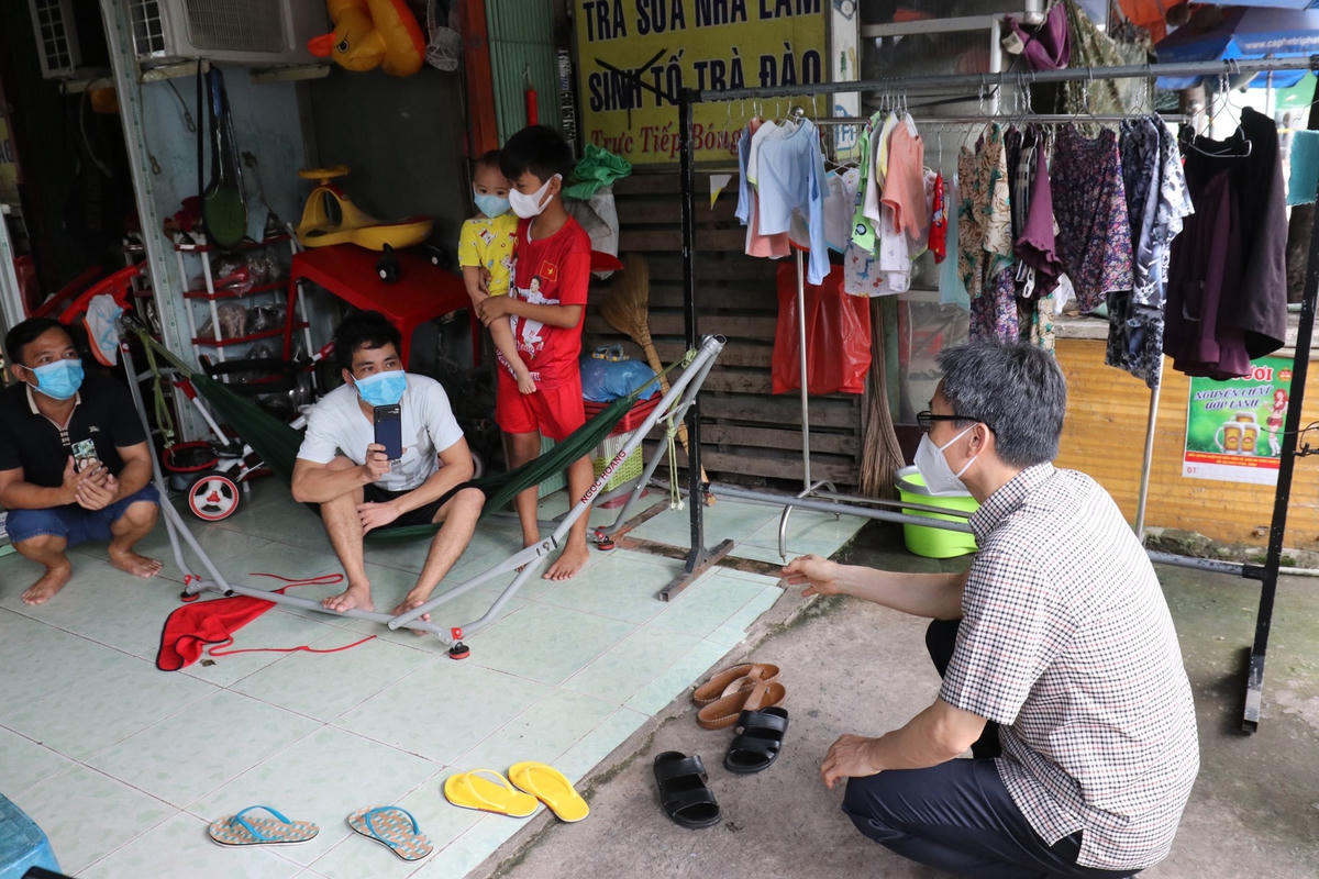 Phó Thủ tướng Vũ Đức Đam hỏi thăm một gia đình ở TP.Thuận An.
