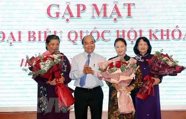 Thủ tướng Nguyễn Xuân Phúc tặng hoa chúc mừng Chủ tịch Quốc hội Nguyễn Thị Kim Ngân, Phó Chủ tịch nước Đặng Thị Ngọc Thịnh, Phó Chủ tịch Thường trực Quốc hội Tòng Thị Phóng (Chủ tịch Nhóm nữ Đại biểu Quốc hội Việt Nam). (Ảnh minh hoạ: TTXVN).