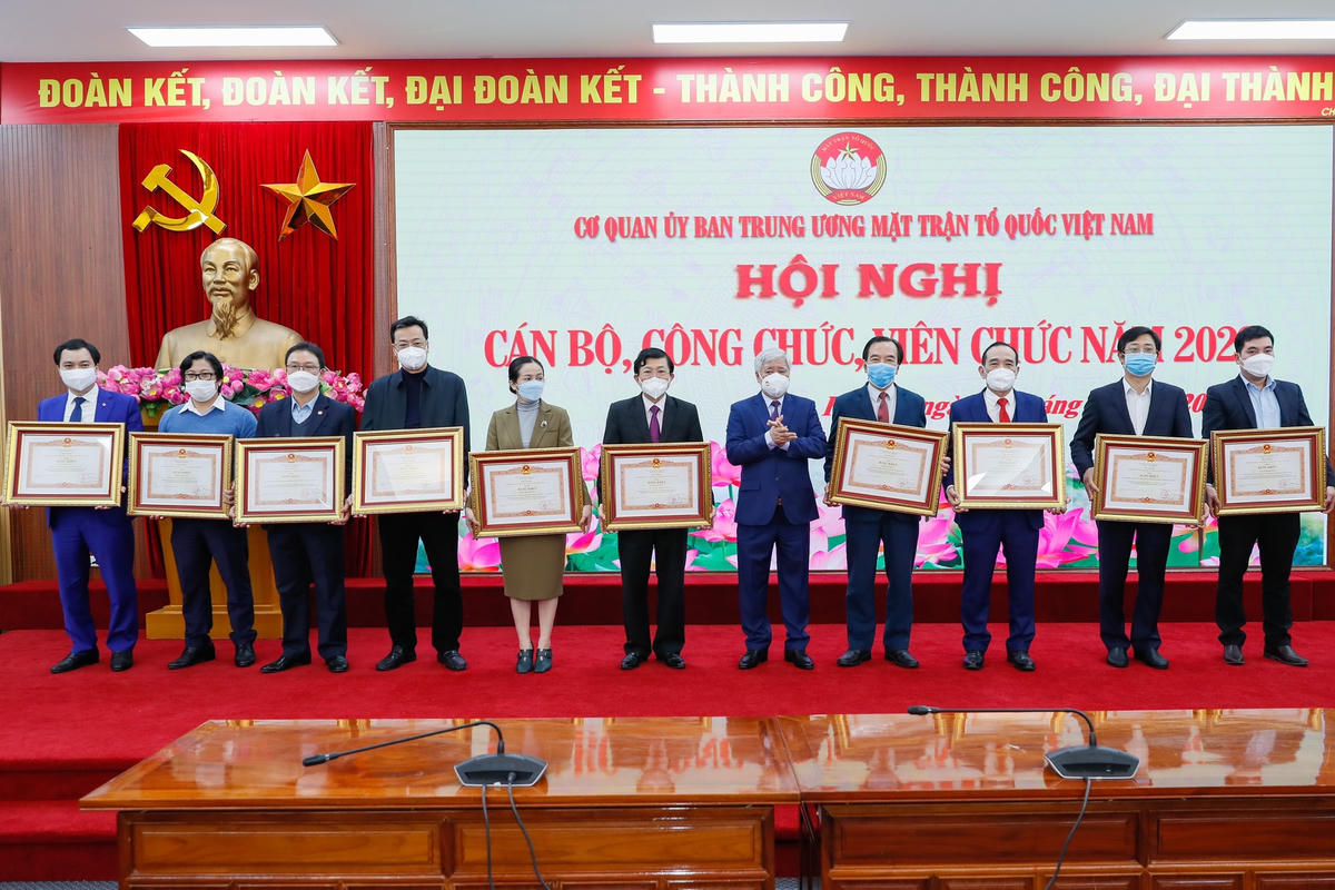 Chủ tịch Đỗ Văn Chiến trao Bằng khen của Thủ tướng Chính phủ cho các tập thể, cá nhân.