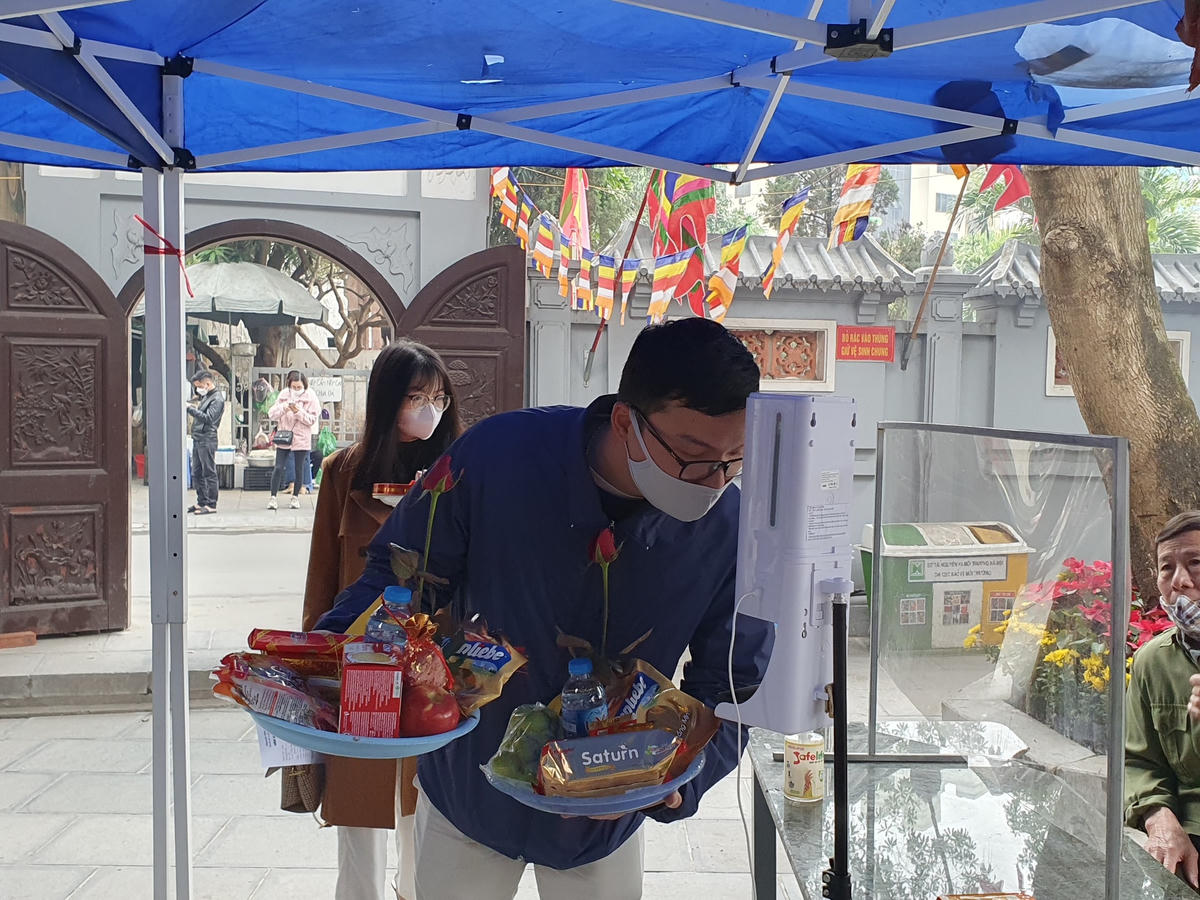 Là nơi nổi tiếng với cầu duyên nên chùa Hà thu hút nhiều bạn trẻ đến dang hương, làm lễ ngày Rằm tháng Giêng.