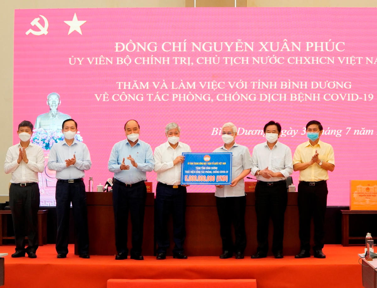 Chủ tịch UBTƯ MTTQ Việt Nam Đỗ Văn Chiến trao bảng tượng trưng ủng hộ số tiền 5 tỷ đồng hỗ trợ Bình Dương phòng, chống dịch.