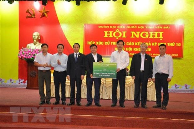 Ngân hàng Thương mại cổ phần Ngoại thương Việt Nam (Vietcombank) đã trao ủng hộ 2.000 tấn xi măng (tương đương 2 tỷ đồng) để ủng hộ các huyện, thị phía Tây làm đường giao thông nông thôn. (Ảnh: Đức Tưởng/TTXVN).