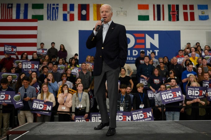 Ông Joe Biden tự tin trước những người ủng hộ.