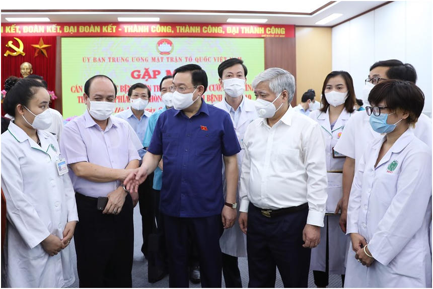 Chủ tịch Quốc hội Vương Đình Huệ; Bí thư Trung ương Đảng, Chủ tịch UBTƯ MTTQ Việt Nam Đỗ Văn Chiến trò chuyện cùng các y, bác sĩ tại buổi gặp mặt.