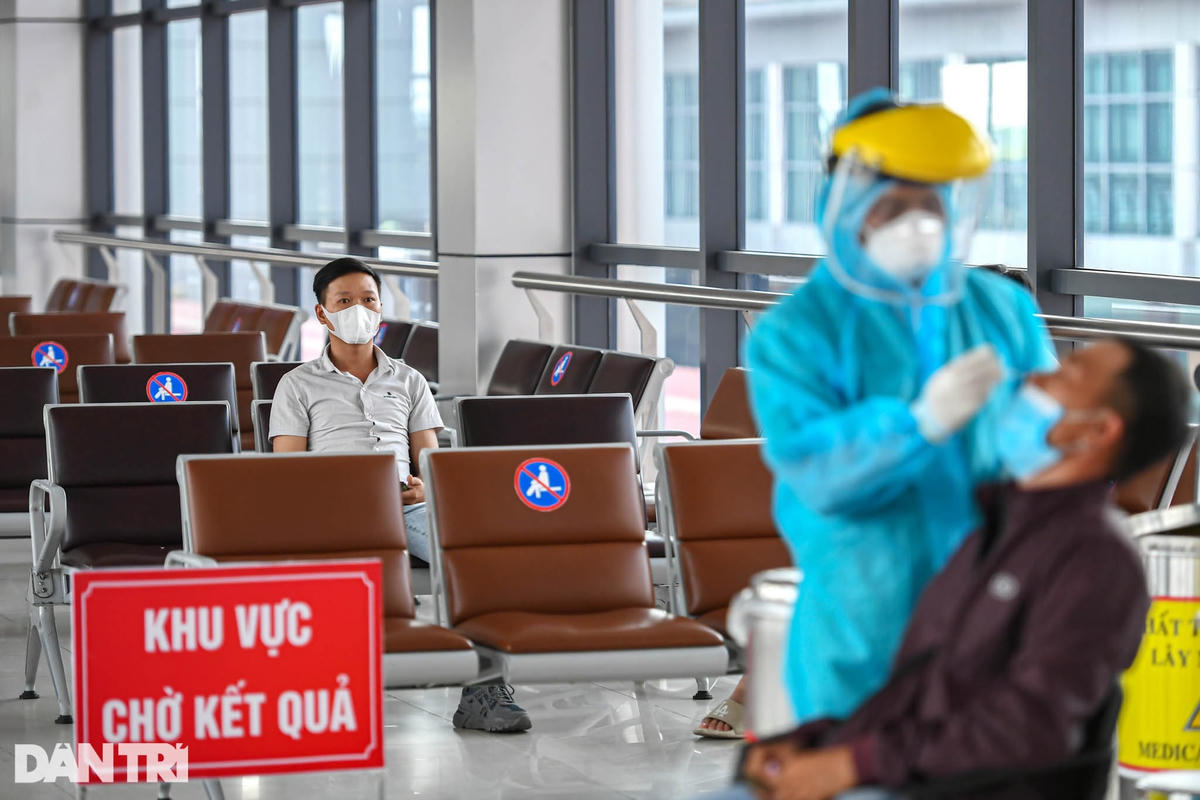 Cận cảnh test nhanh Covid-19 cho khách ra vào Thủ đô ở sân bay Nội Bài