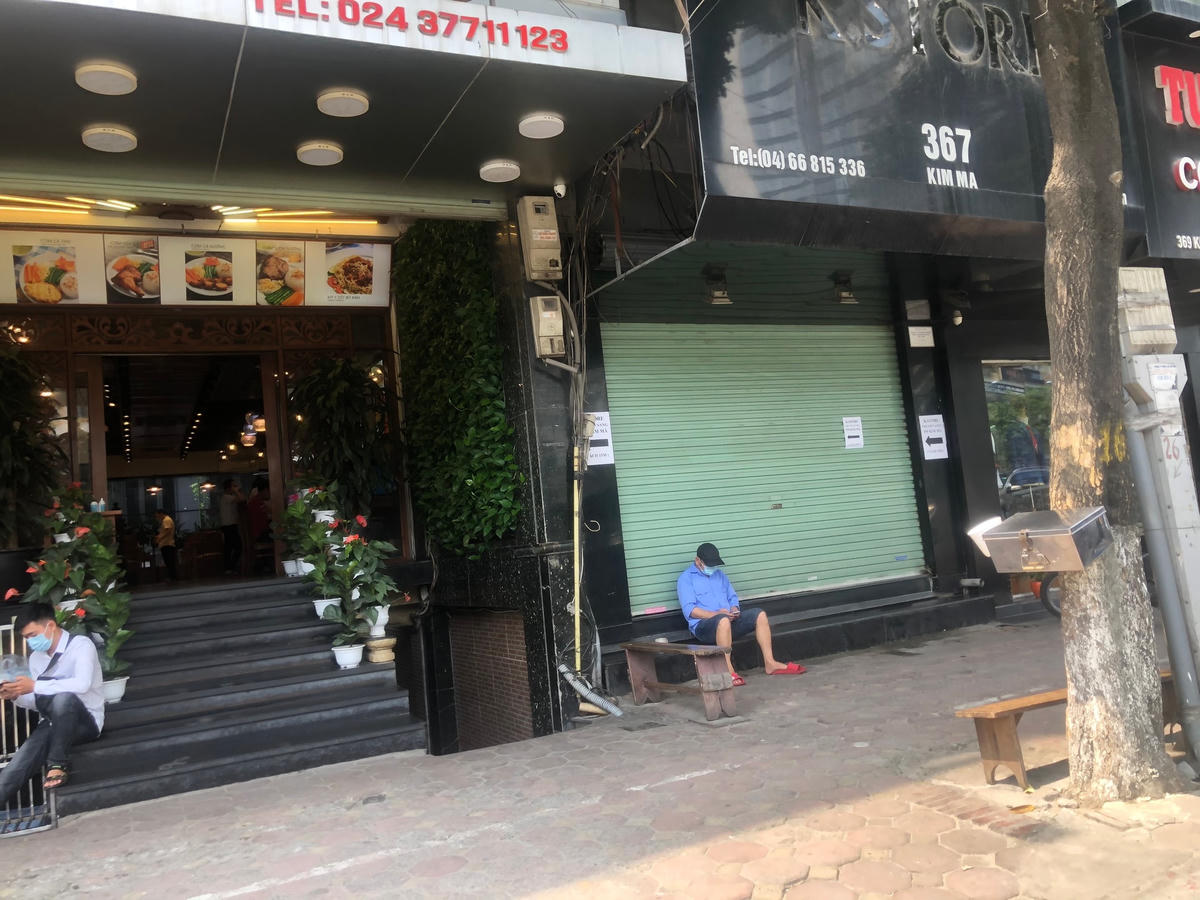 "Điểm nóng" về cửa hàng trên phố Kim Mã trước kia rất hiếm cửa hàng cho thuê, thì nay la liệt cho khách thuê lựa chọn.