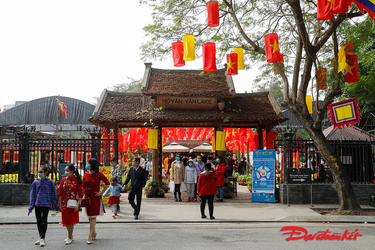 Tại Hồ Văn vẫn là nơi được nhiều người dân đến xin chữ nhất.