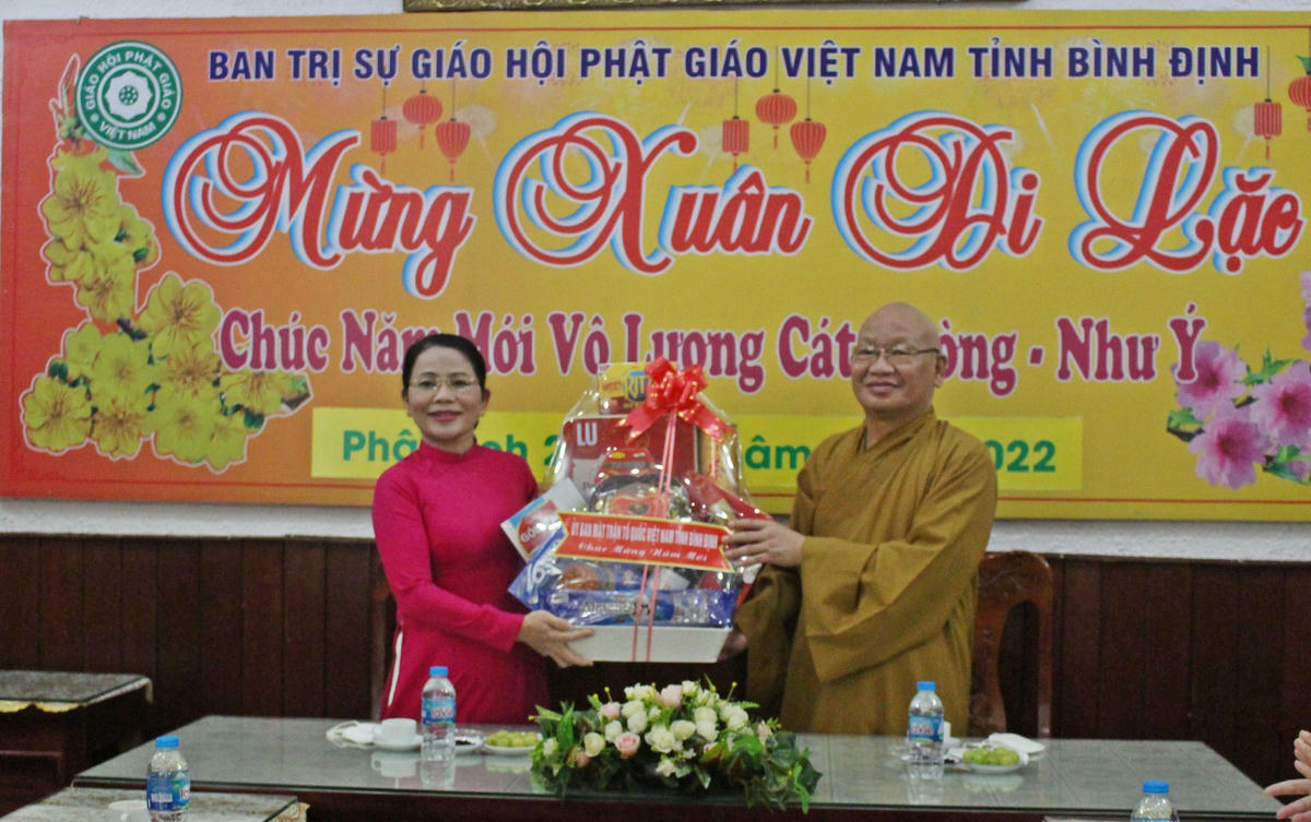 Bà Nguyễn Thị Phong Vũ, Chủ tịch Ủy ban MTTQ Việt Nam tỉnh, thăm và chúc mừng Hòa thượng Thích Nguyên Phước - Trưởng Ban Trị sự Giáo hội Phật giáo Việt Nam tỉnh Bình Định.