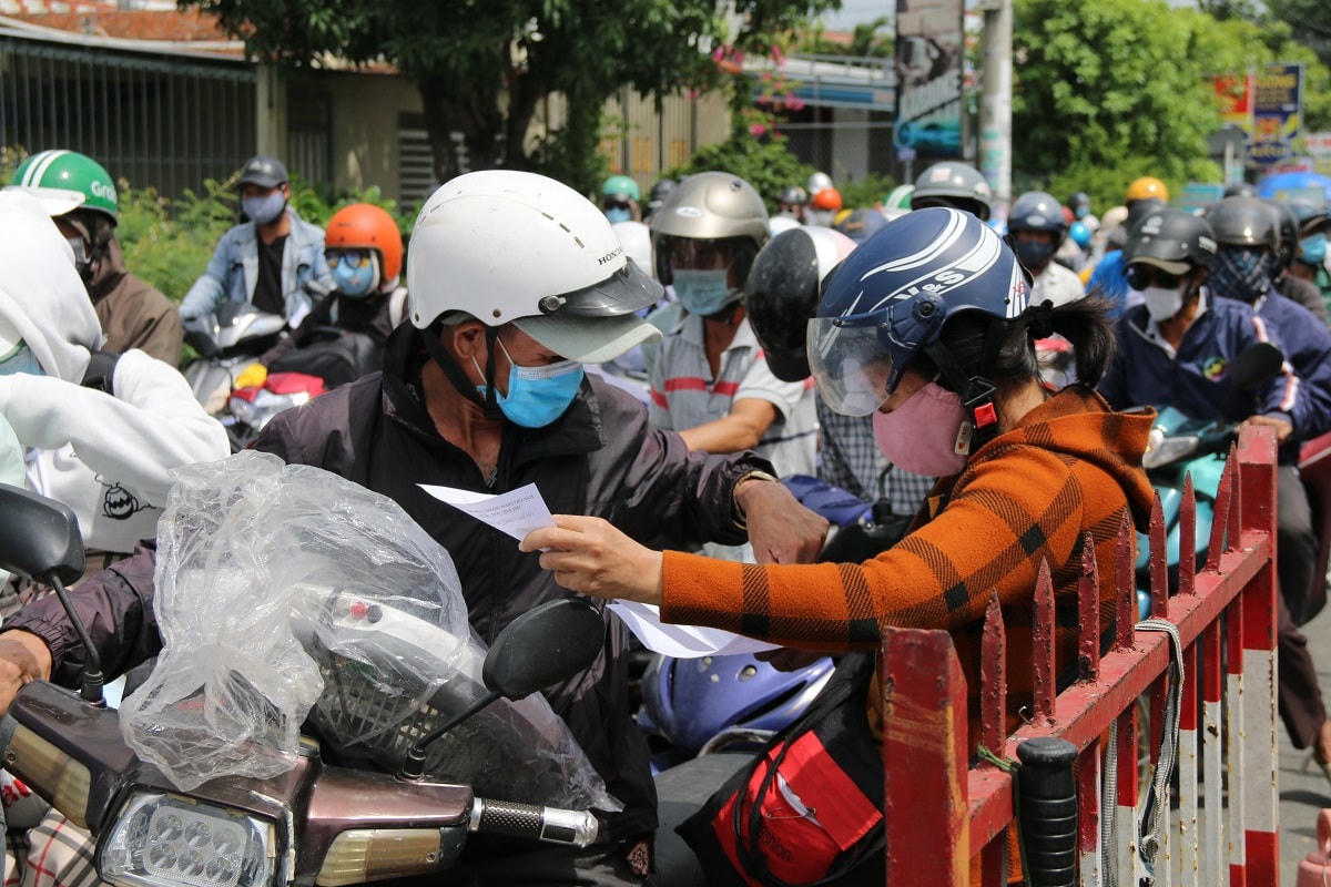 Người dân đứng chờ đến lượt khai báo y tế để về nhà.