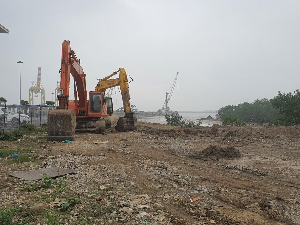Chính quyền xuất hiện, đối tượng lấn, chiếm đất rời đi, hai chiếc máy xúc được bỏ lại.