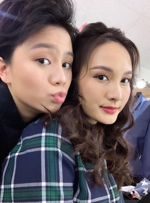 Hai chị em Bảo Thanh và Bảo Hân ngày càng thân thiết sau “Về nhà đi con”. Bảo Hân nhắn nhủ fans: “nhìn sang bên trái vì biết bà Thanh ở bên phải”.