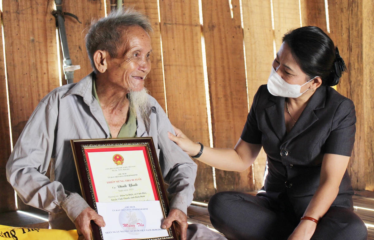 Bà Nguyễn Thị Phong Vũ, Ủy viên Ban Thường vụ Tỉnh ủy, Trưởng ban Ban dân vận Tỉnh ủy, Chủ tịch Ủy ban MTTQ Việt Nam tỉnh Bình Định thăm và chúc mừng cụ ông Đinh Ying, sinh sống tại thôn Tà Điệk , xã Vĩnh Hảo, huyện Vĩnh Thạnh tròn 90 tuổi.