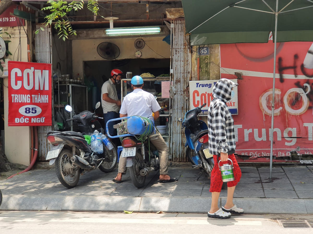 Cô Nguyễn Thị Mai (45 tuổi, Nghệ An) cho biết, vì đã quen ăn tại quán nên hôm nay vẫn đến mua cơm bình thường. Khi đến quán mới biết chỉ được mua mang về. 