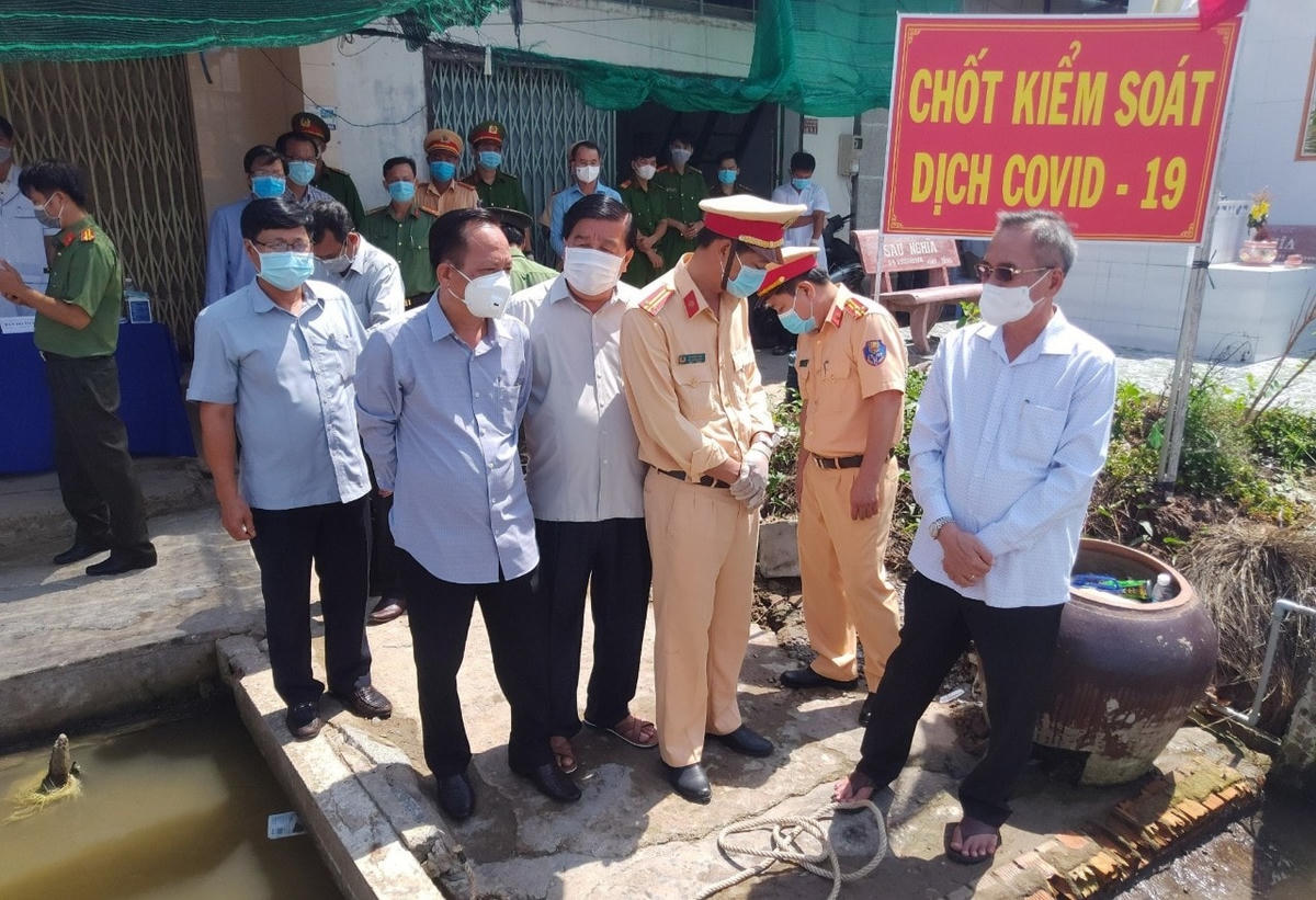 Lãnh đạo Tỉnh uỷ, UBND trực tiếp kiểm tra các điểm chốt phòng chống dịch. 