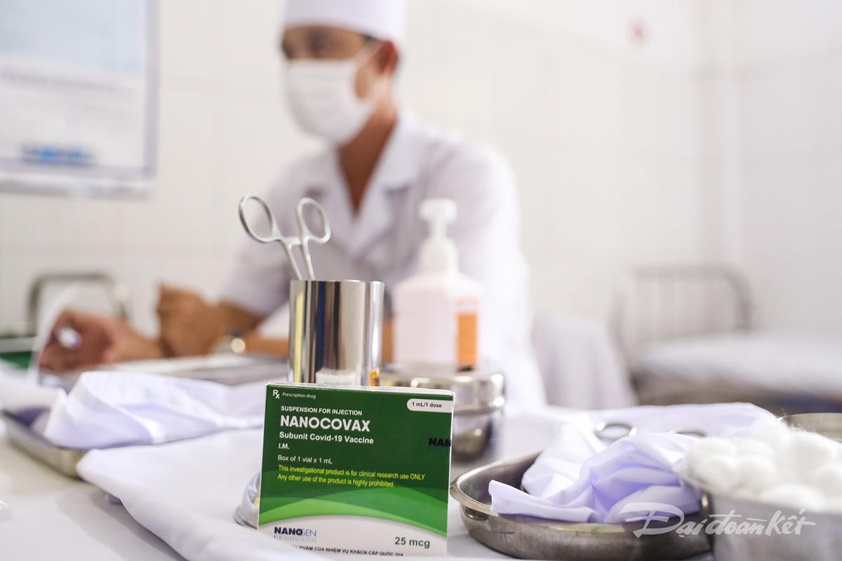 Các y bác sĩ thực hiện tiêm vaccine cho người dân. Ảnh: Quang Vinh. 