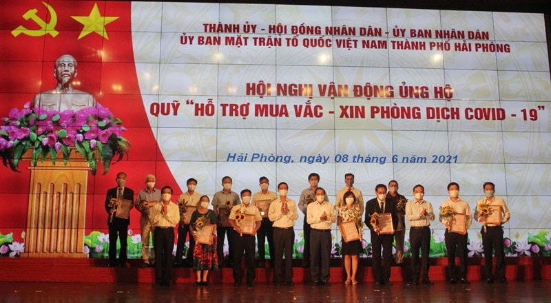 Lãnh đạo TP Hải Phòng tiếp nhận ủng hộ Quỹ “Hỗ trợ mua vaccine phòng dịch Covid-19".