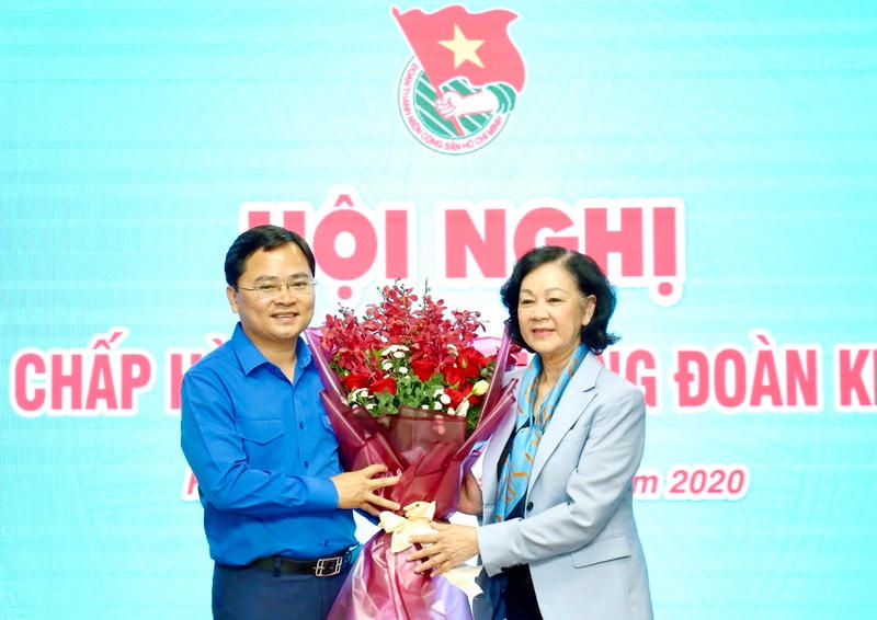 Bà Trương Thị Mai tặng hoa chúc mừng tân Bí thư thứ nhất Trung ương Đoàn Nguyễn Anh Tuấn.  