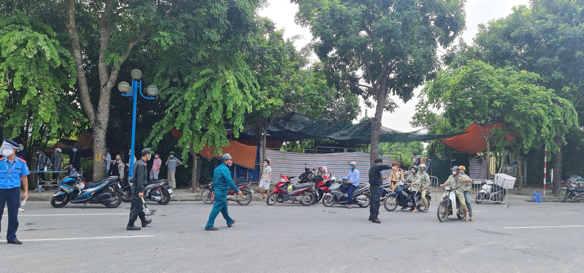 Dàn hàng hướng dẫn các phương tiện.