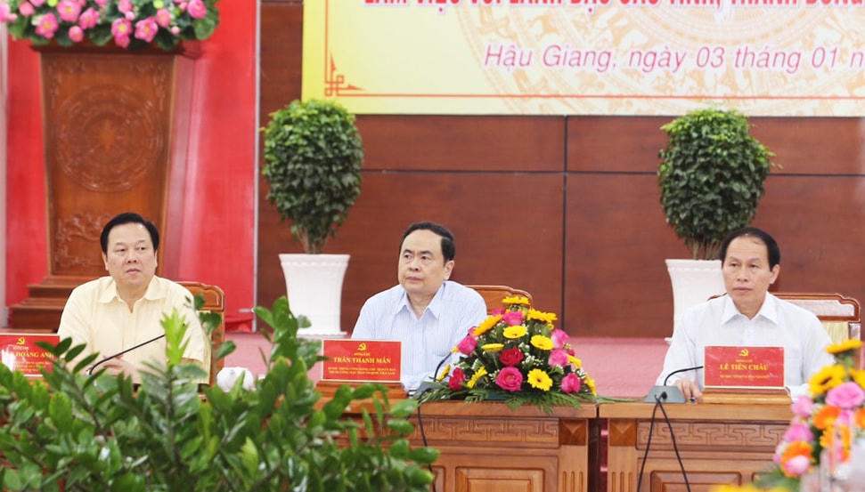 Chủ tịch Trần Thanh Mẫn cùng các đại biểu dự buổi làm việc.