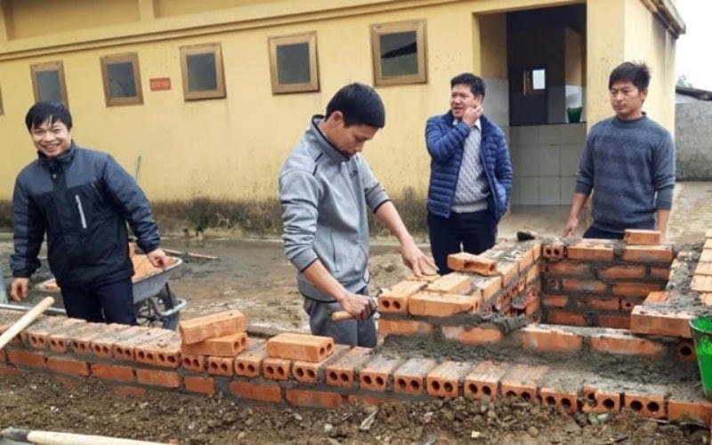 Thầy Vũ Xuân Quế trực tiếp xây bếp ủ cấp nước nóng cho học sinh Trường THCS và THPT Bát Xát (Lào Cai).